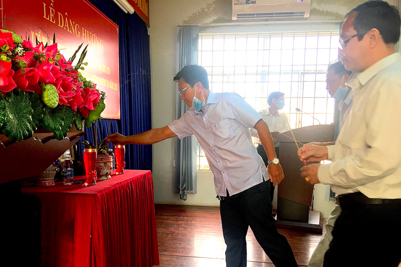 Bác sĩ Lê Anh Tuấn - Phó Giám đốc Sở Y tế, Chủ tịch Hội Đông y tỉnh cùng các đồng chí trong BCH tỉnh hội dâng hương tại buổi Lễ