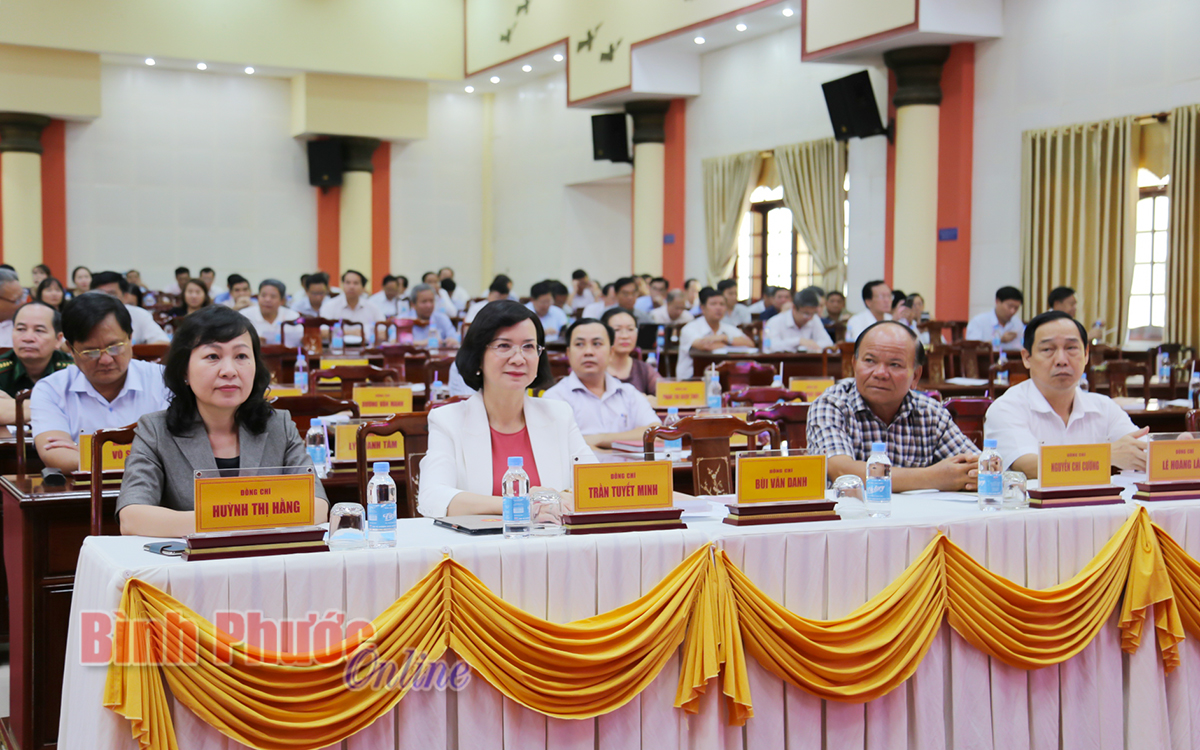 Phó Bí thư Thường trực Tỉnh ủy, Chủ tịch HĐND tỉnh Huỳnh Thị Hằng chủ trì tại điểm cầu Hội trường tỉnh