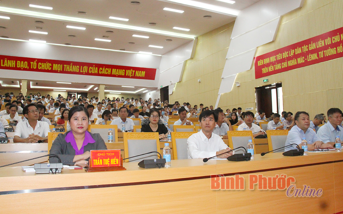 Các đại biểu dự hội nghị tại điểm cầu Hội trường Trường Chính trị tỉnh do Phó Bí thư Tỉnh ủy, Chủ tịch UBND tỉnh Trần Tuệ Hiền chủ trì