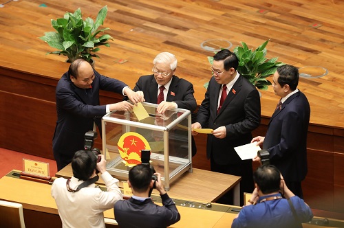 Các đại biểu bỏ phiếu bầu Thủ tướng Chính phủ - Ảnh: VGP/Nhật Bắc