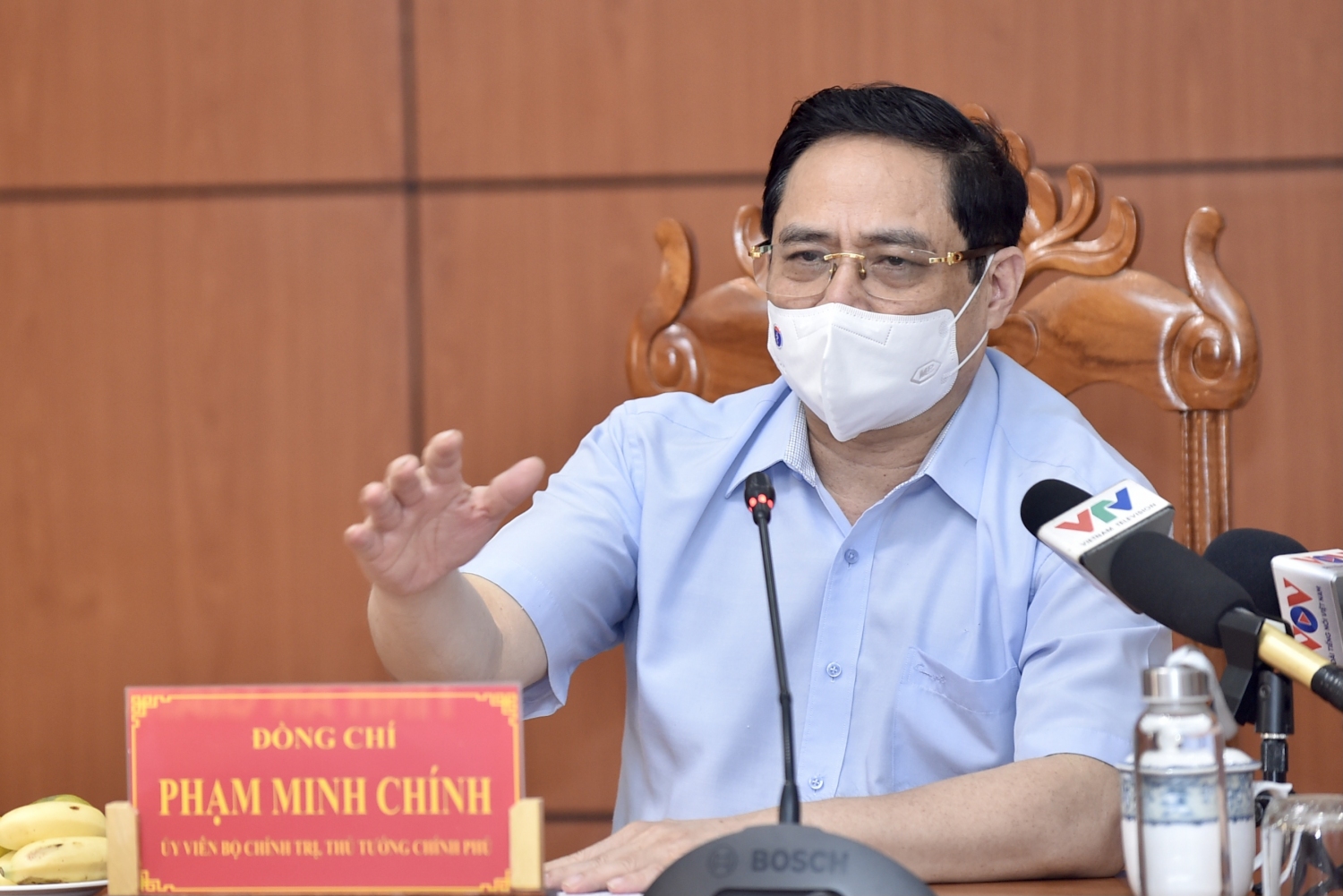Thủ tướng Phạm Minh Chính phát biểu tại cuộc họp khẩn về phòng chống dịch COVID-19 tại đầu cầu trụ sở UBND tỉnh An Giang. Ảnh: VGP/Nhật Bắc