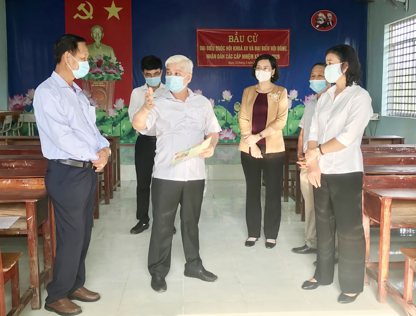 Bí thư Tỉnh ủy Nguyễn Văn Lợi và các thành viên trong đoàn đã kiểm tra tại khu vực bỏ phiếu số 6 (ấp Thanh Sơn, thị trấn Thanh Bình, Bù Đốp)