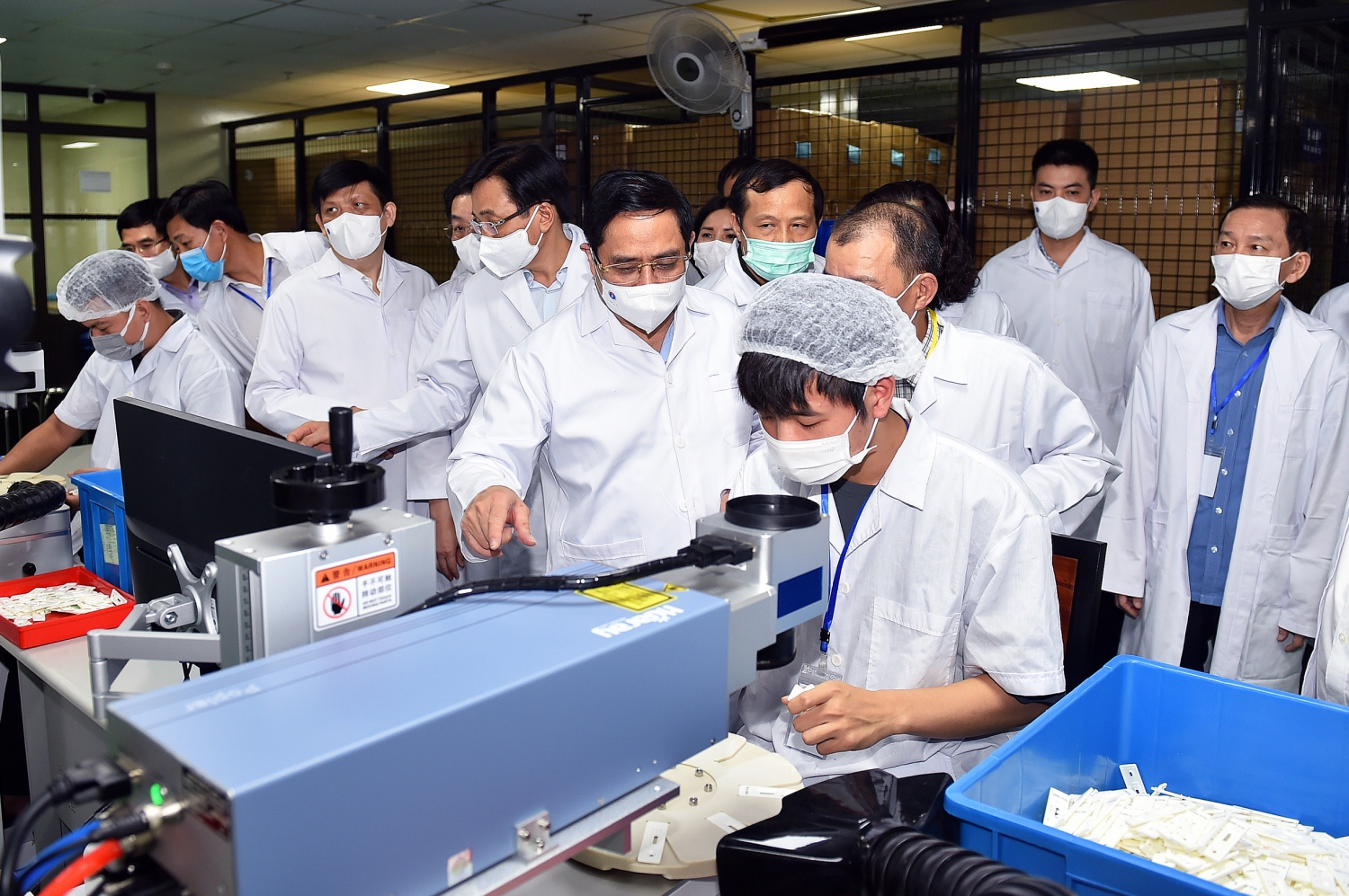 Thủ tướng đã tới thăm và làm việc tại Công ty Medicon (xã An Khánh, huyện Hoài Đức, Hà Nội) - chuyên sản xuất test thử (xét nghiệm nhanh) phục vụ các nhu cầu y học -Ảnh: VGP/Nhật Bắc