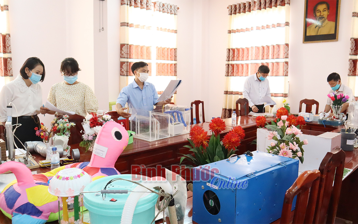 Ban giám khảo Cuộc thi sáng tạo thanh thiếu niên nhi đồng thành phố Đồng Xoài lần thứ XIII, năm 2020-2021 chấm sơ khảo các sản phẩm dự thi