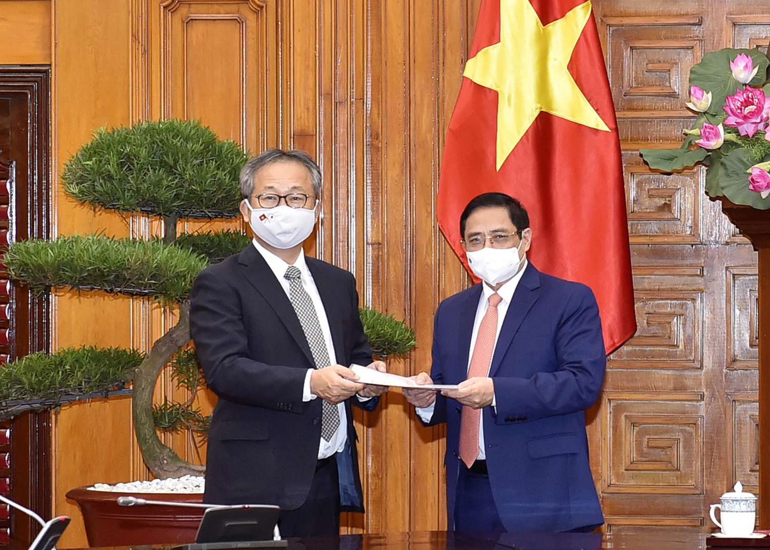 Đại sứ Nhật Bản chuyển thông điệp của Thủ tướng Nhật Bản Suga Yoshihide gửi Thủ tướng Chính phủ Phạm Minh Chính về việc Chính phủ Nhật Bản quyết định hỗ trợ Việt Nam 1 triệu liều vaccine để phòng chống COVID-19. - Ảnh: VGP/Nhật Bắc