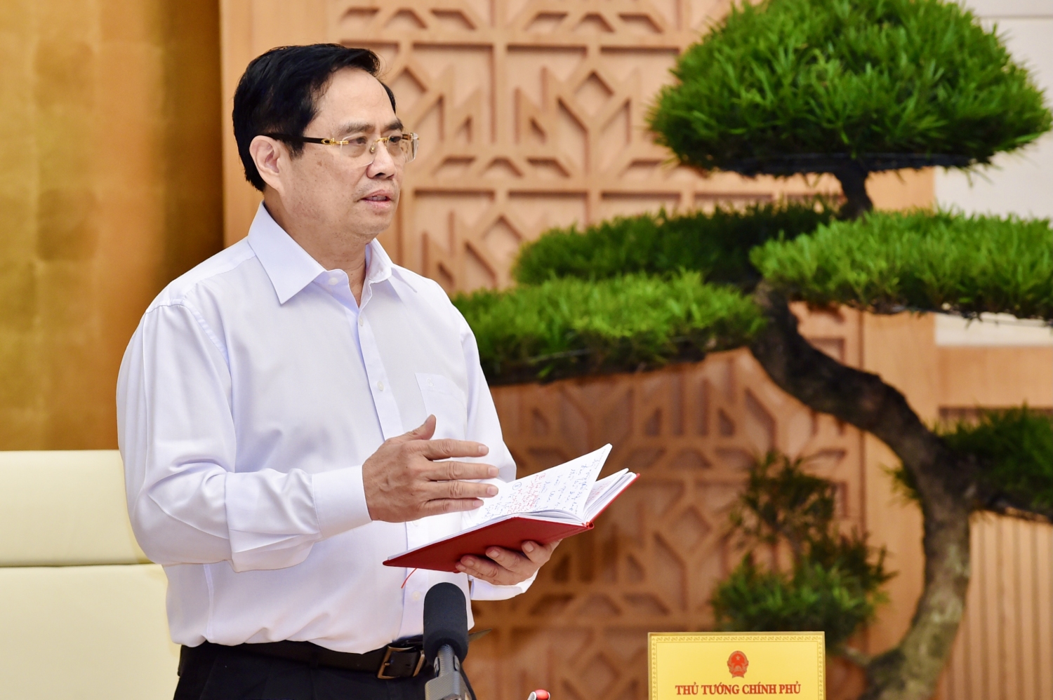 Thủ tướng Phạm Minh Chính yêu cầu căn cứ tình hình cụ thể để xác định thứ tự ưu tiên giữa chống dịch và phát triển kinh tế - xã hội. Ảnh: VGP/Nhật Bắc