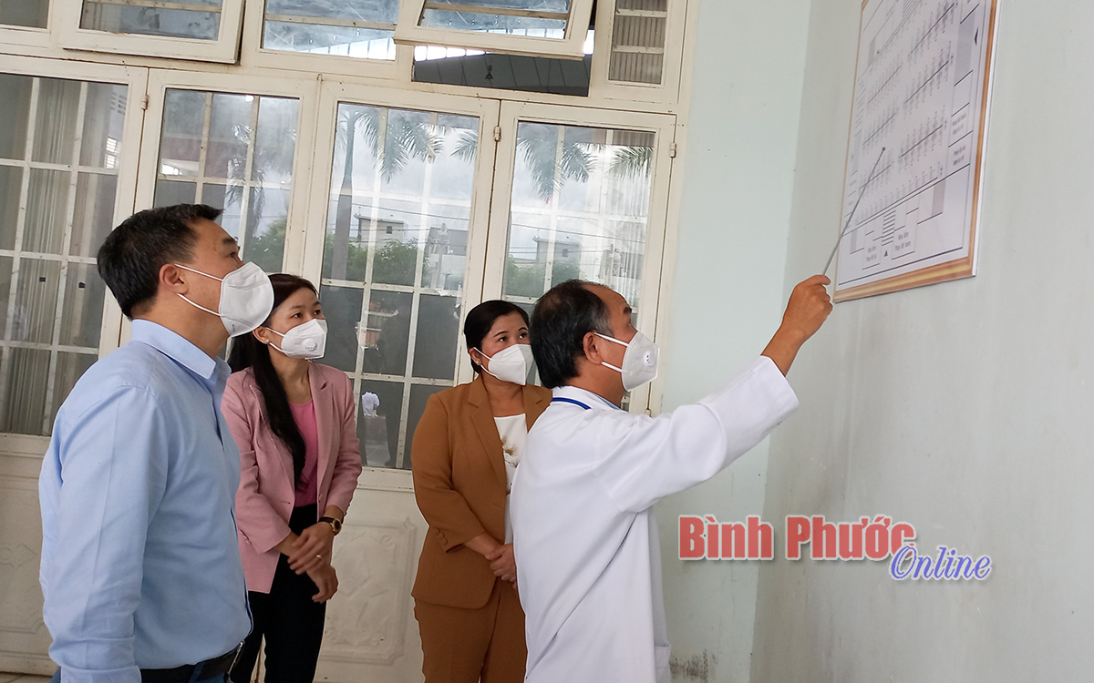 Giám đốc Bệnh viện dã chiến thành phố Đồng Xoài Trịnh Xuân Thiều trình bày sơ đồ bố trí bệnh nhân tại bệnh viện 