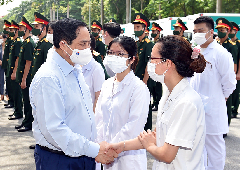 Thủ tướng Phạm Minh Chính động viên đội ngũ y bác sĩ tại lễ phát động chiến dịch tiêm chủng vaccine phòng chống COVID-19 trên toàn quốc, ngày 10/7 - Ảnh: VGP