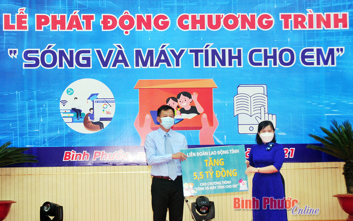 Chủ tịch Liên đoàn Lao động tỉnh Nguyễn Thị Hương Giang trao tặng 5,5 tỷ đồng từ 1 ngày lương của cán bộ, công chức, viên chức toàn tỉnh