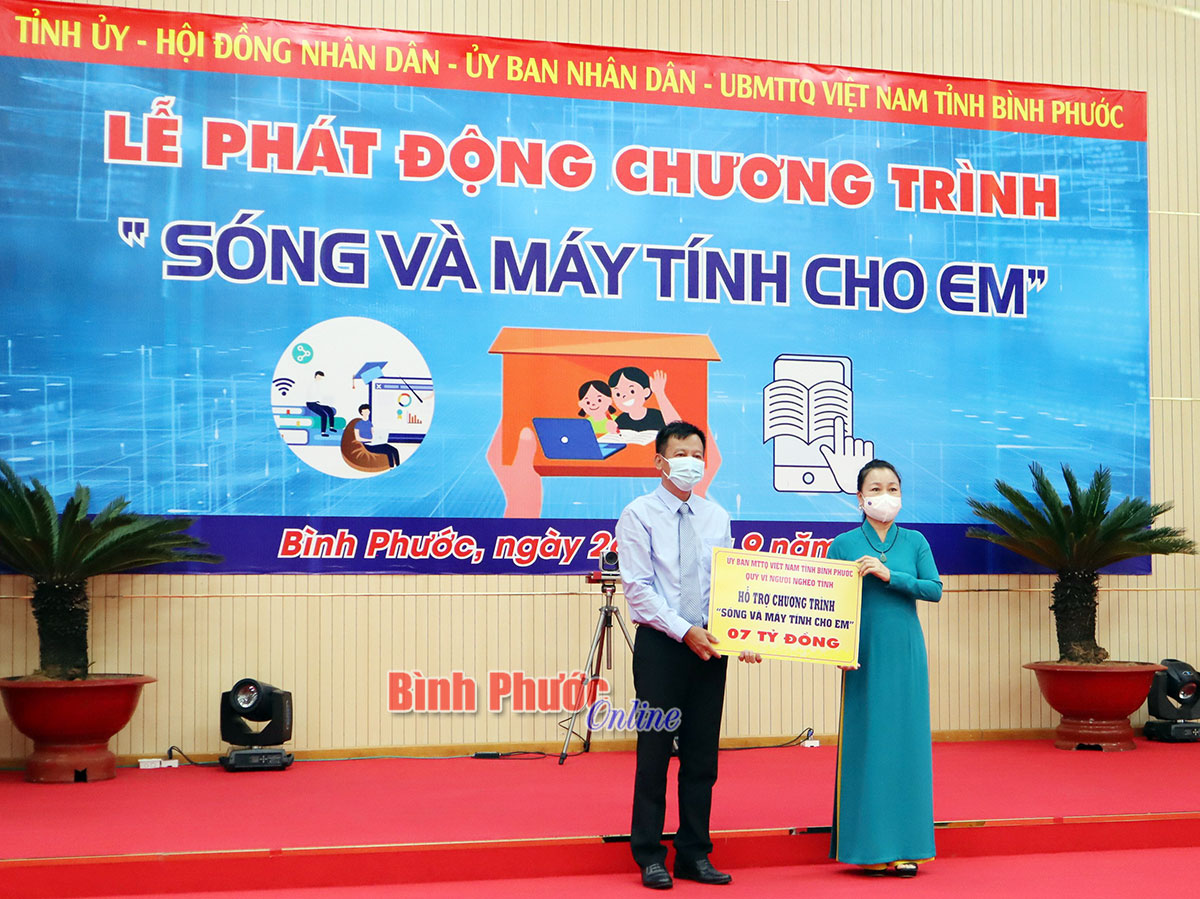 Chủ tịch Ủy ban MTTQ Việt Nam tỉnh, Trưởng ban vận động Quỹ vì người nghèo tỉnh Lê Thị Xuân Trang trao tặng 7 tỷ đồng cho chương trình