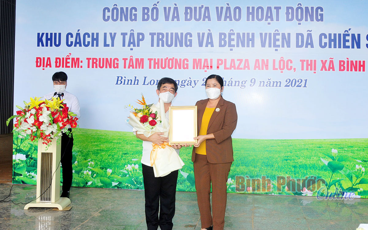 Chủ tịch UBND tỉnh Trần Tuệ Hiền tặng hoa, trao thư cảm ơn cho ông Huỳnh Thành Chung, Tổng giám đốc Công ty cổ phần sản xuất - xây dựng - thương mại và nông nghiệp Hải Vương