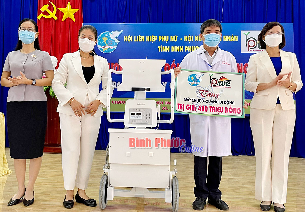 Giám đốc Bệnh viện đa khoa tỉnh Trương Hữu Nhàn tiếp nhận máy chụp X-quang di động giúp sàng lọc và cứu chữa tốt hơn cho bệnh nhân mắc Covid-19