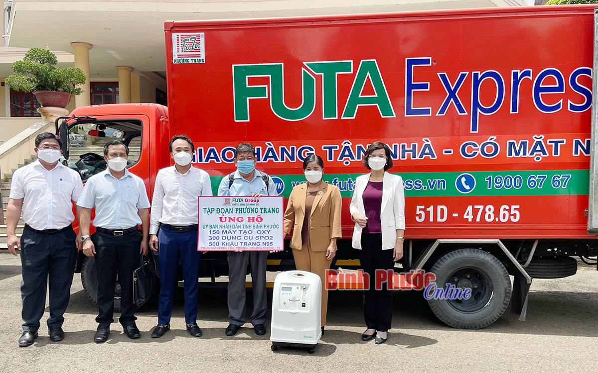 Đại diện Công ty cổ phần xe khách Phương Trang FUTA Bus Lines trao tặng biểu trưng thiết bị y tế phục vụ phòng chống dịch Covid-19 cho tỉnh Bình Phước