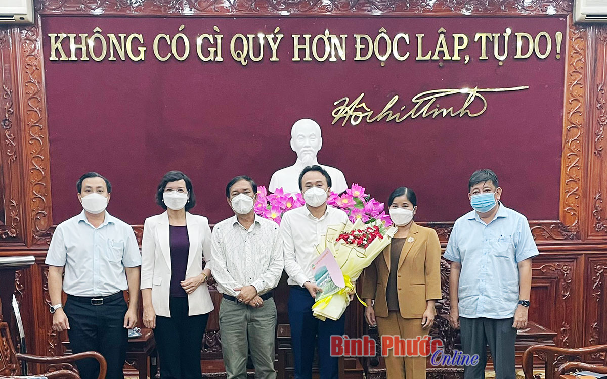 Lãnh đạo tỉnh Bình Phước tặng hoa, cảm ơn Công ty cổ phần xe khách Phương Trang FUTA Bus Lines