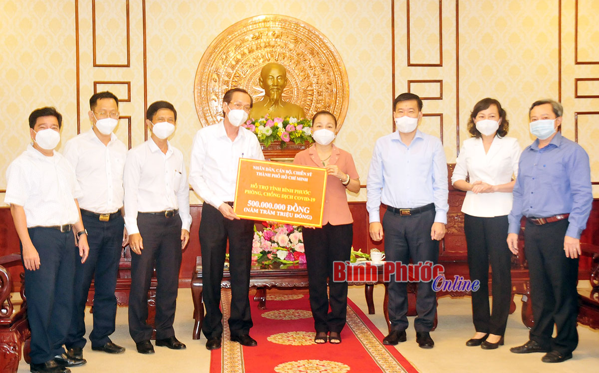 Trưởng ban Nội chính Thành ủy thành phố Hồ Chí Minh Lê Thanh Liêm trao tặng 500 triệu đồng hỗ trợ Bình Phước phòng, chống dịch Covid-19