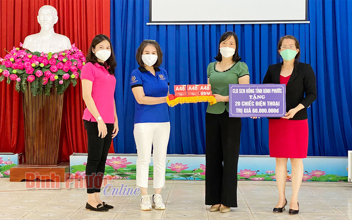 Câu lạc bộ Sen Hồng trao tặng 20 điện thoại thông minh cho Ban giám hiệu Trường tiểu học Đồng Tiến, huyện Đồng Phú. Đây là ngôi trường có 1.154 học sinh, trong đó 43% là con em đồng bào dân tộc thiểu số và còn 105 em hiện chưa có thiết bị học trực tuyến.