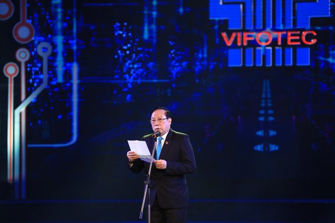 Phó Chủ tịch Thường trực Qũy Vifotec Lê Xuân Thảo phát biểu Lễ trao giải Cuộc thi lần thứ 17