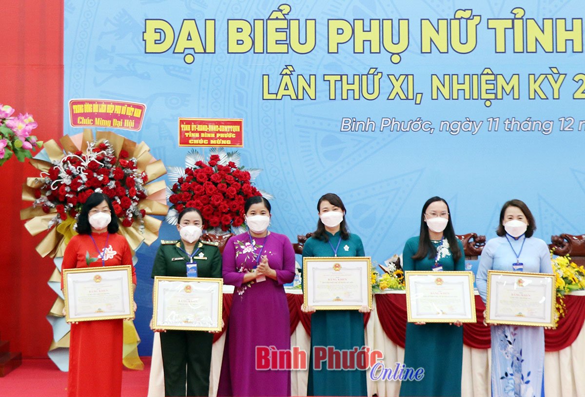 Chủ tịch UBND tỉnh Trần Tuệ Hiền trao thưởng các tập thể, cá nhân có thành tích xuất sắc trong các phong trào thi đua