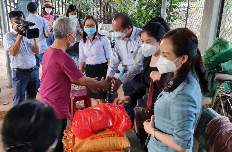 Đoàn thăm và trao quà cho gia đình ông Bùi Quang Vấn