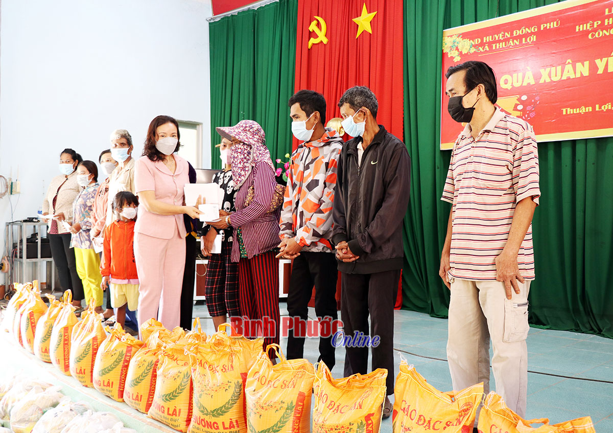 Trao quà hỗ trợ người dân xã Thuận Lợi