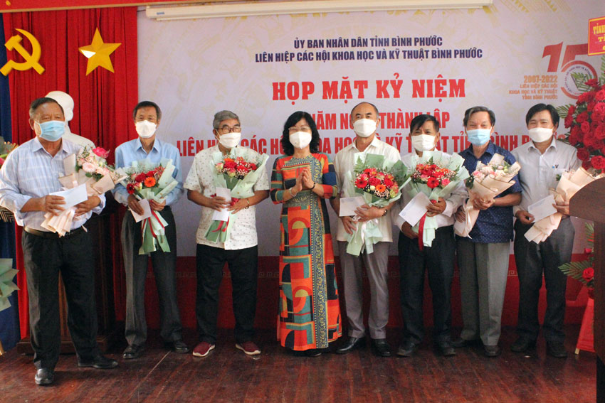 Thạc sĩ Nguyễn Thị Lan Hương trao những bó hoa tươi thắm để tri ân các thế hệ cán bộ lãnh đạo đã từng công tác tại cơ quan LHH.