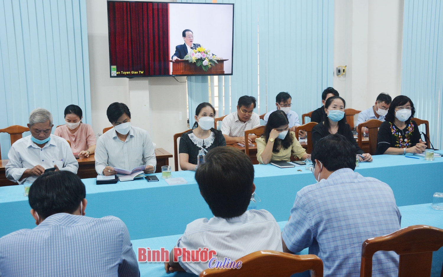 Giáo sư, Tiến sĩ Phùng Hữu Phú thông tin Kết luận số 21-KL/TW và Quy định số 37-QĐ/TW của Hội nghị lần thứ 4, Ban Chấp hành Trung ương Đảng khóa XIII