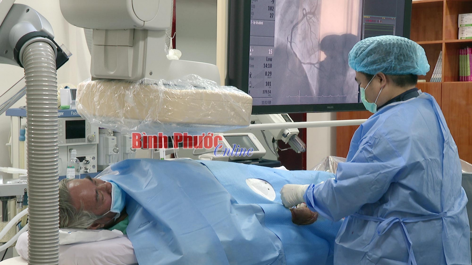 TS.BS Lê Thanh Hùng, Trưởng khoa Tim mạch - Lão học, Bệnh viện đa khoa tỉnh Bình Phước người trực tiếp tham gia ê-kíp thực hiện kỹ thuật chụp chẩn đoán và can thiệp đặt stent cho bệnh nhân mạch vành đầu tiên tại Bình Phước 
