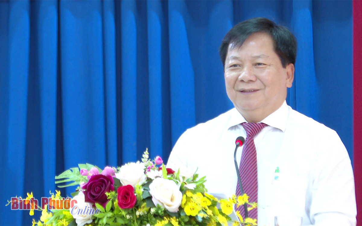 Tỉnh ủy viên, Phó chủ tịch UBND tỉnh Trần Văn Mi báo cáo tình hình phát triển kinh tế - xã hội của tỉnh 6 tháng đầu năm 2022