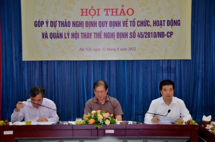 Chủ tịch LHHVN Phan Xuân Dũng, PCT LHHVN Phạm Quang Thao, TTK LHHVN Nguyễn Quyết Chiến chủ trì hội thảo