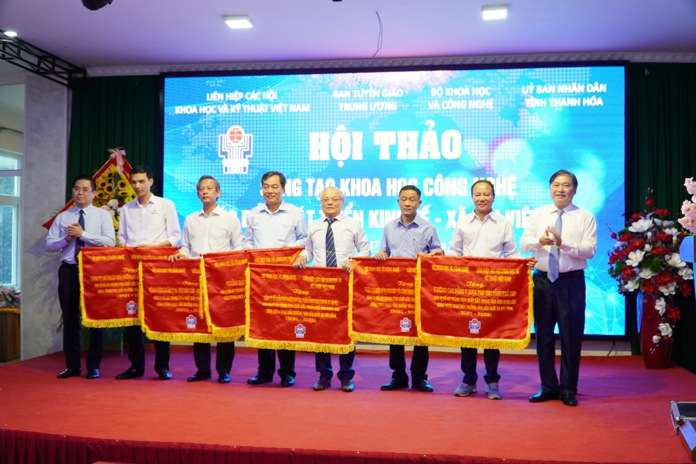 Chủ tịch LHHVN Phan Xuân Dũng và Thứ trưởng Bộ KHCN Nguyễn Hoàng Giang trao Cờ thi đua cho các đơn vị, cá nhân có thành tích xuất sắc trong công tác tuyên truyền Giải thưởng, Hội thi (8/2022)