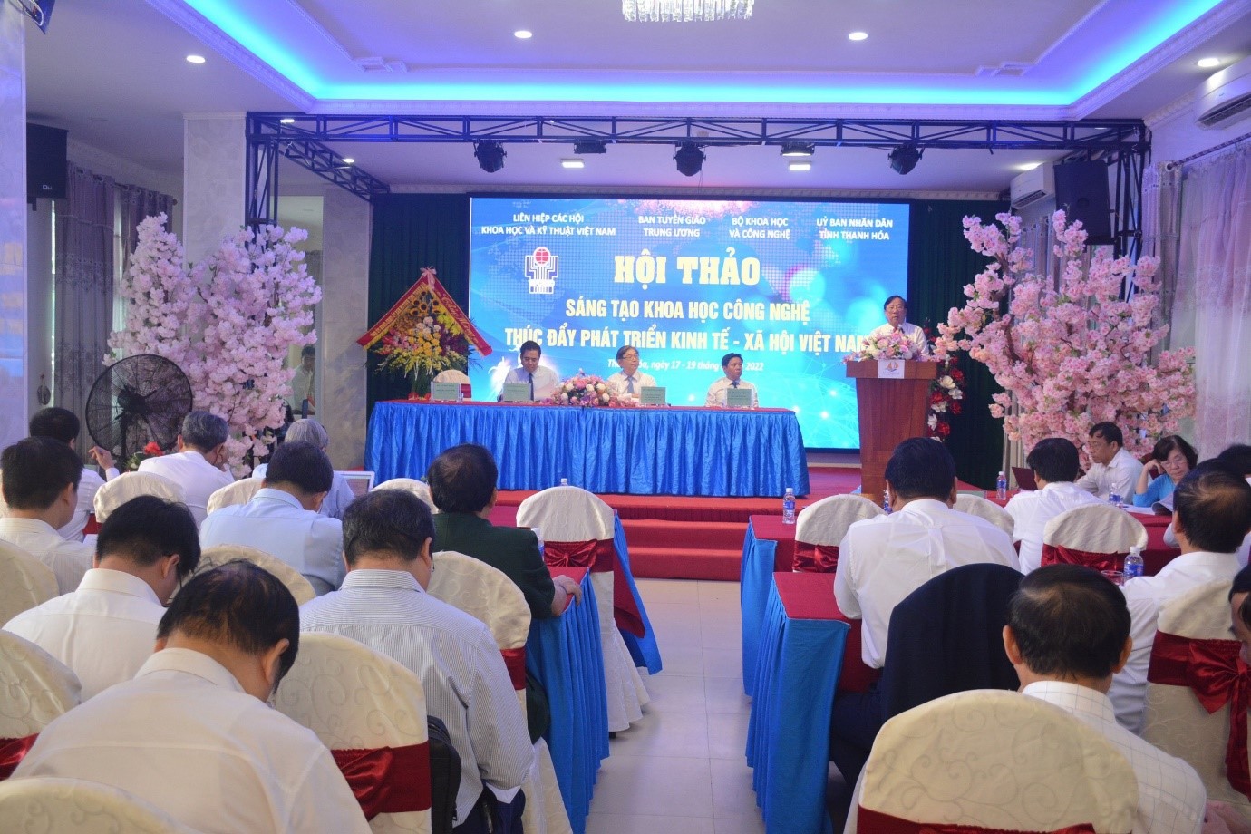 Quang cảnh hội thảo khoa học “Sáng tạo khoa học và công nghệ thúc đẩy phát triển kinh tế-xã hội Việt Nam” (8/2022)