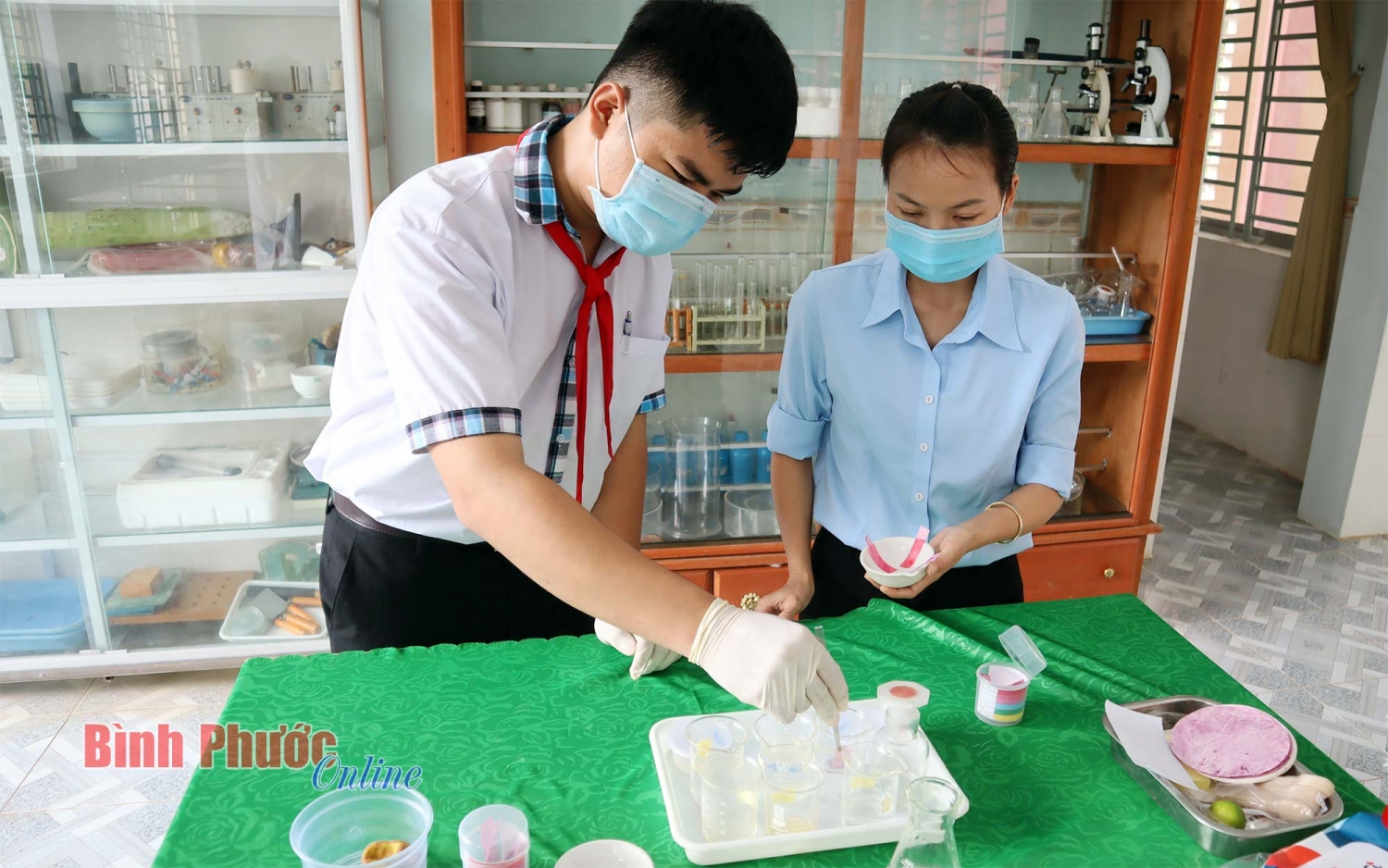 Em Lê Đình Uy, học sinh lớp 8A2, Trường THCS Tân Bình, TP. Đồng Xoài cùng cô giáo giới thiệu về sản phẩm Quỳ tím làm từ khoai lang do em tìm hiểu, nghiên cứu và hoàn thiện