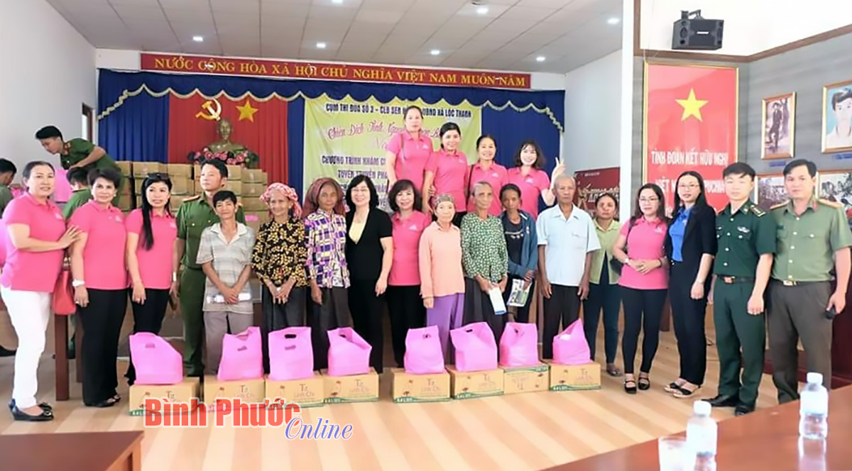 Câu lạc bộ Sen Hồng - thành viên liên kết của Liên hiệp các Hội Khoa học và Kỹ thuật tỉnh tặng quà người nghèo ở Bình Phước