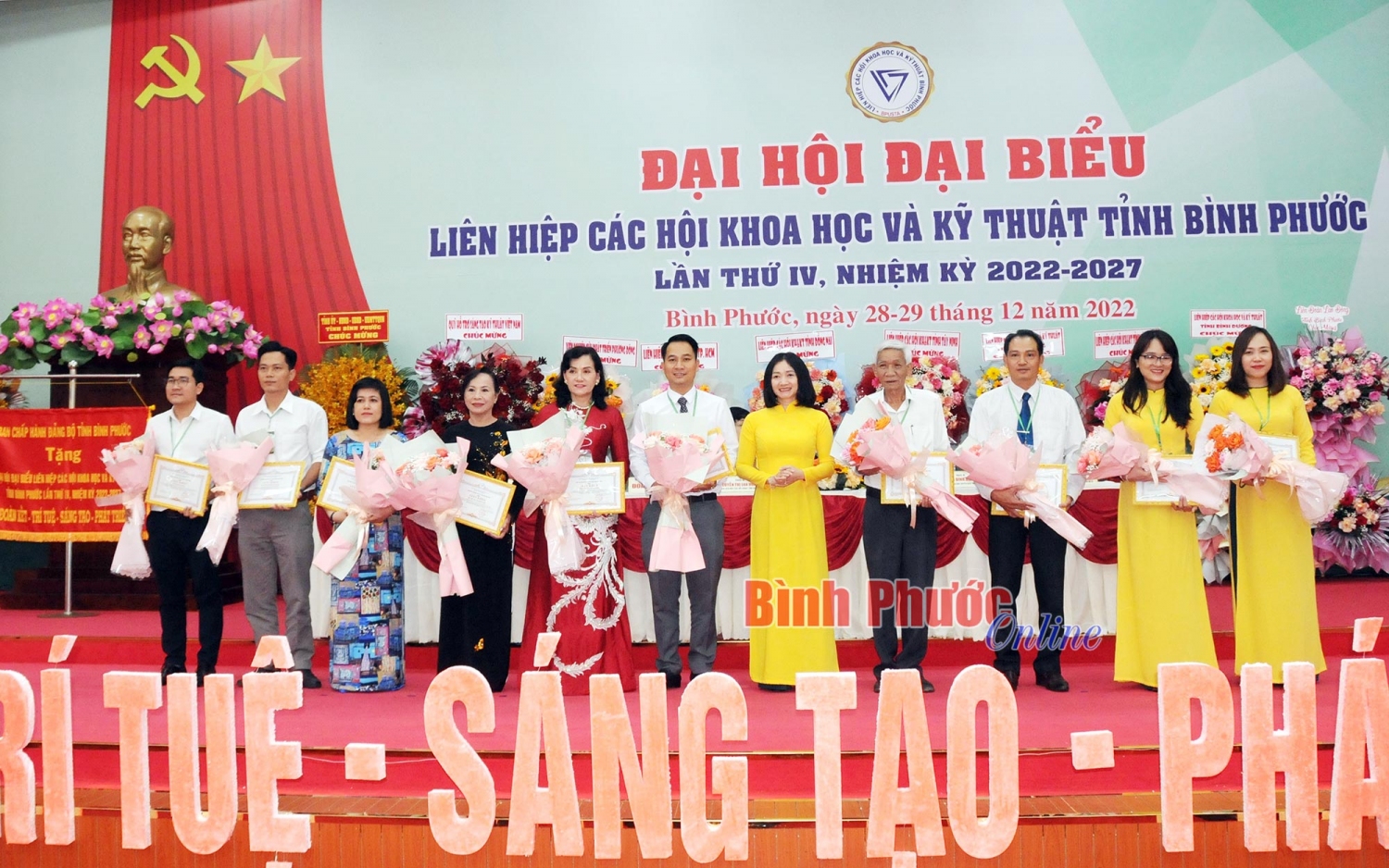 Trao tặng bằng khen của Liên hiệp các Hội Khoa học và Kỹ thuật Việt Nam và giấy khen của Liên hiệp hội tỉnh Bình Phước cho các tập thể, cá nhân xuất sắc
