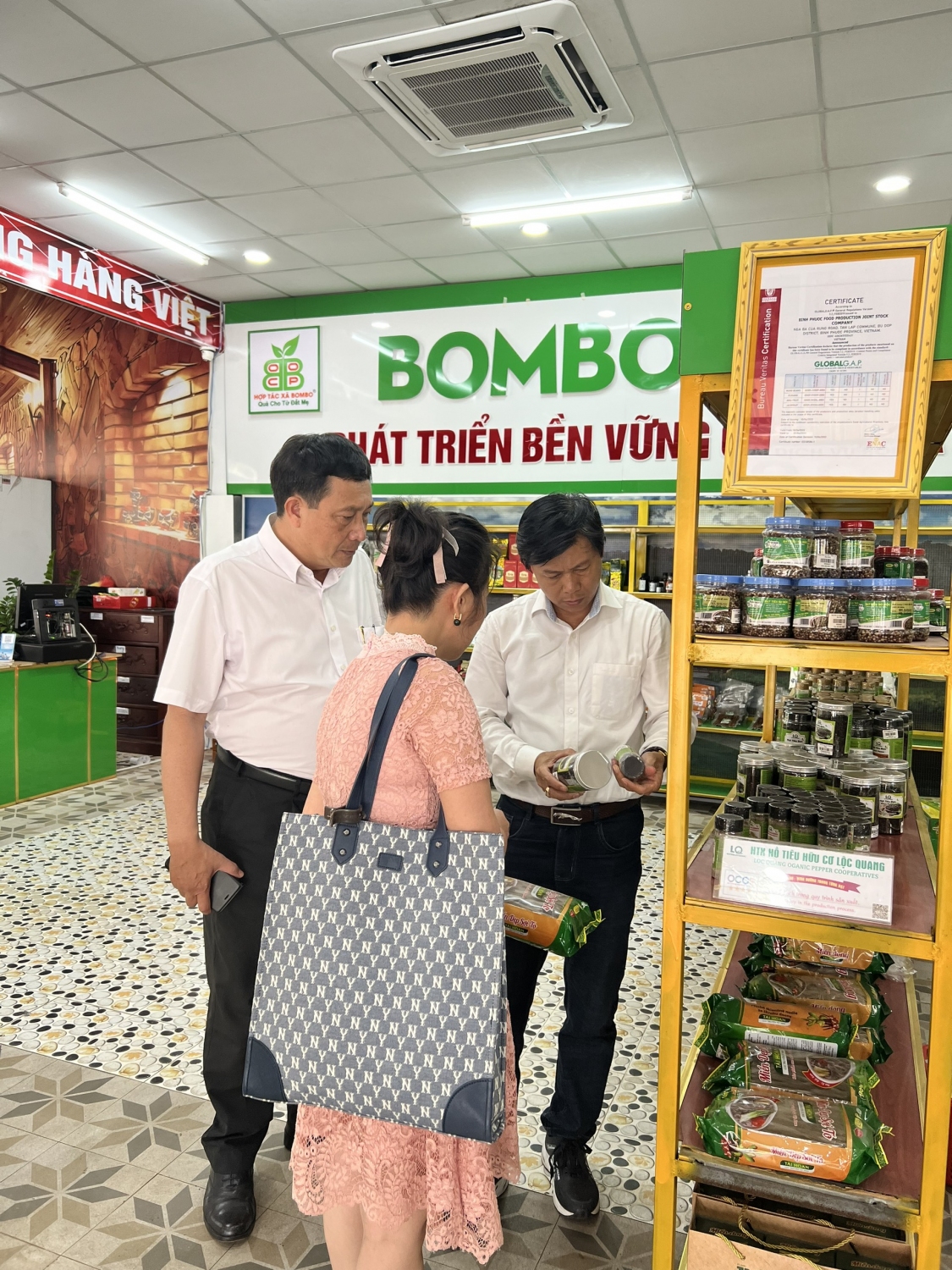Đoàn công tác tham quan điểm trưng bày và bán sản phẩm nông nghiệp của Hợp tác xã thương mại, dịch vụ Bom Bo Bình Phước (BOM BO CO.OP)