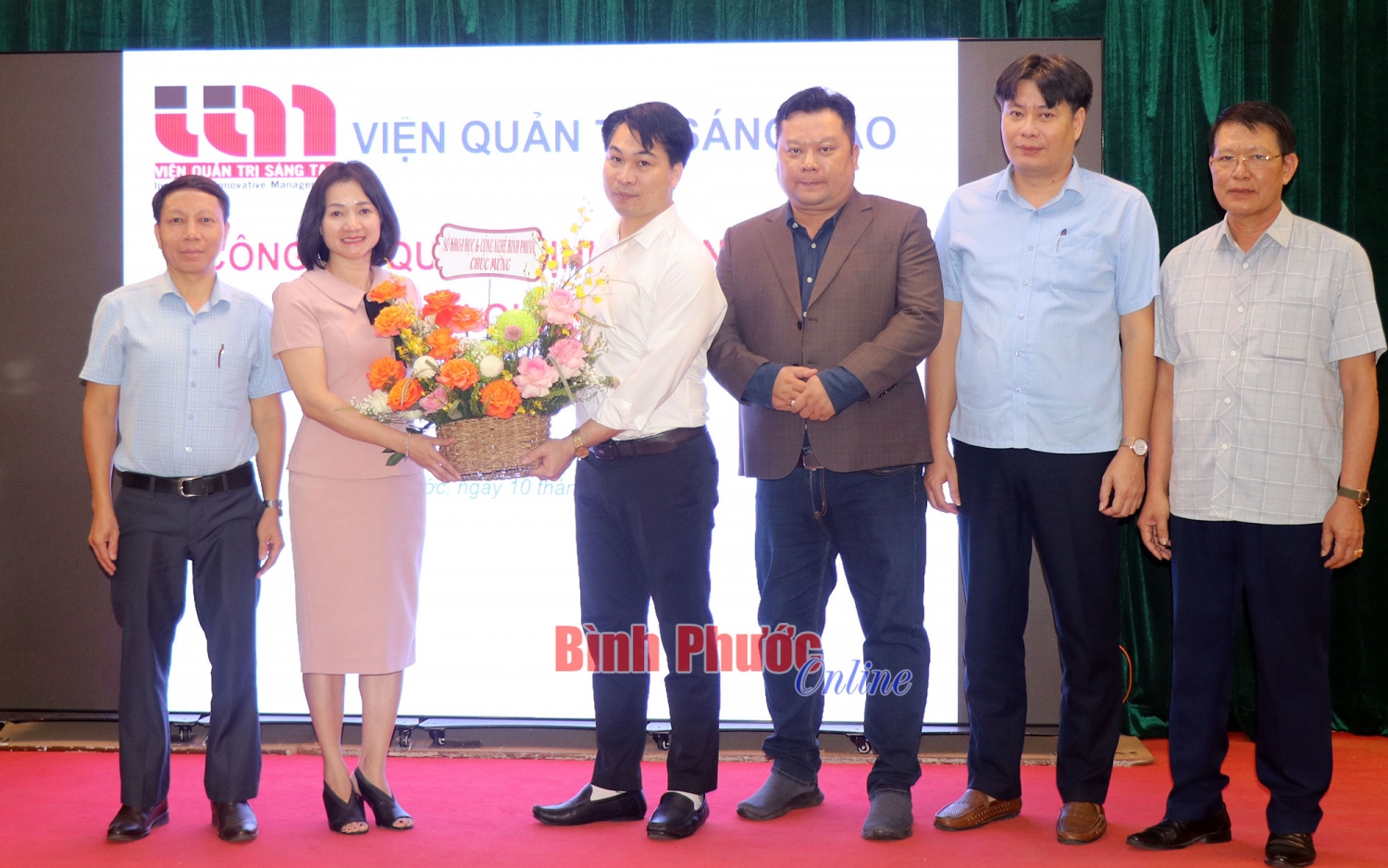 Giám đốc Sở Khoa học và Công nghệ tỉnh Bình Phước Bùi Thị Minh Thúy phát biểu và tặng lẵng hoa chúc mừng Chi nhánh Viện Quản trị sáng tạo tại Bình Phước được thành lập