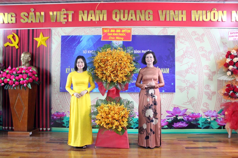 UVBTV, Phó Chủ tịch UBND tỉnh Trần Tuyết Minh trao lẵng hoa chúc mừng ngành khoa học công nghệ