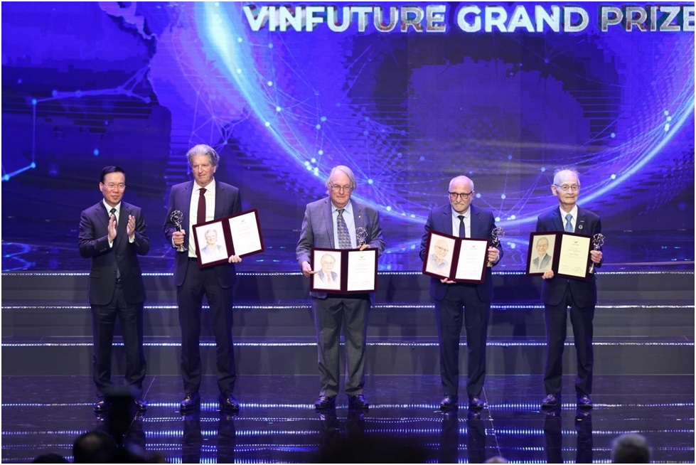 Chủ tịch nước Võ văn Thưởng đã trao Giải thưởng chính (VinFuture Grand Prize) cho 4 nhà khoa học với phát minh đột phá kiến tạo nền tảng bền vững cho năng lượng xanh thông qua việc sản xuất bằng pin mặt trời và lưu trữ bằng pin Lithium-ion
