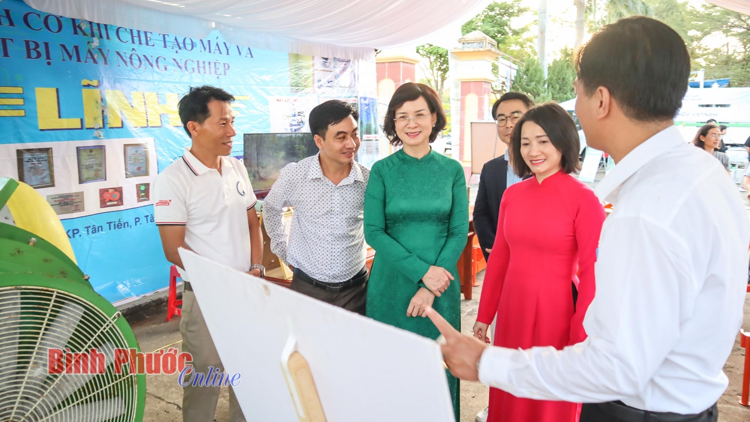 Ủy viên Ban Thường vụ Tỉnh ủy, Phó Chủ tịch UBND tỉnh Trần Tuyết Minh và các đại biểu tham quan các dự án đoạt giải