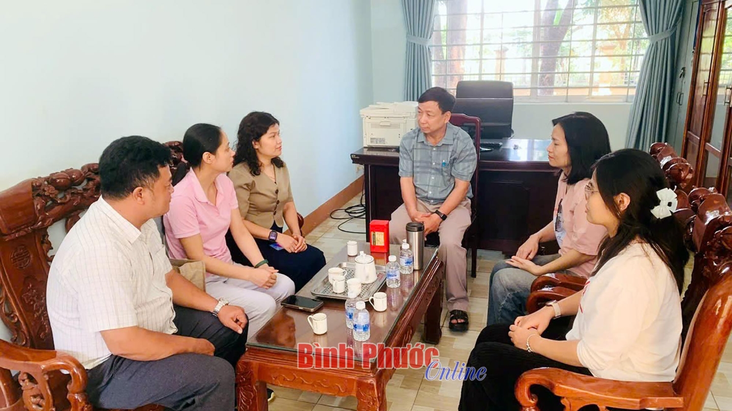 Cán bộ quản lý chương trình GREEN IN và các thành viên đoàn khảo sát làm việc tại Trường TH - THCS Tân Hưng