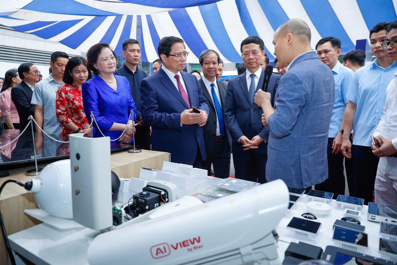 Thủ tướng Chính phủ Phạm Minh Chính và lãnh đạo các bộ, ngành Trung ương tham quan các gian trưng bài tại buổi lễ