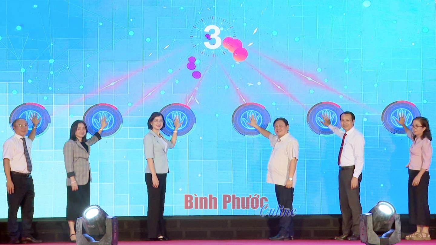 Các đại biểu thực hiện nghi thức nhấn nút khai mạc, khởi động chuỗi hoạt động giới thiệu, tôn vinh những thành tựu nổi bật trong lĩnh vực khoa học, công nghệ của tỉnh Bình Phước