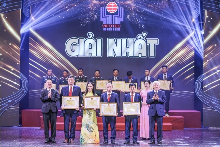 Ủy viên Bộ Chính trị, Bí thư Trung ương Đảng, Chủ tịch UBTƯ MTTQ Việt Nam, Chủ tịch danh dự Quỹ Vifotec Đỗ Văn Chiến và UV Trung ương Đảng, Phó trưởng ban, Ban Tuyên giáo và Dân vận Trung ương Huỳnh Thành Đạt trao giải Nhất cho các tác giả, nhóm tác giả