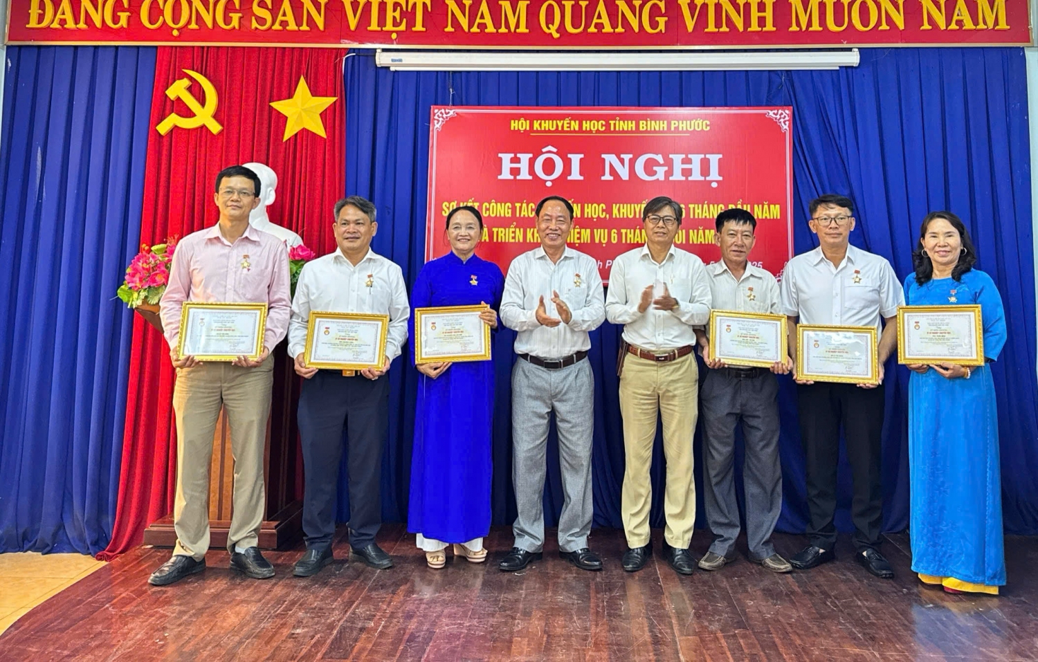 Ông Lê Hải Đăng - Chủ tịch Hội Khuyến học tỉnh và ông Nguyễn Ngọc Vũ - Phó Chủ tịch Thường trực Liên hiệp các hội Khoa học và Kỹ thuật tỉnh trao kỷ niệm chương “Vì sự nghiệp khuyến học” cho các cá nhân