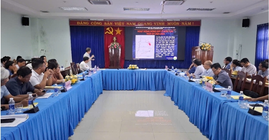 Tham dự có Phó Chủ tịch UBND tỉnh Nguyên Hữu Tháp; Chuyên gia Viện khoa học Trái Đất; lãnh đạo các Sở, ban, ngành, đoàn thể, các huyện, thành phố.
