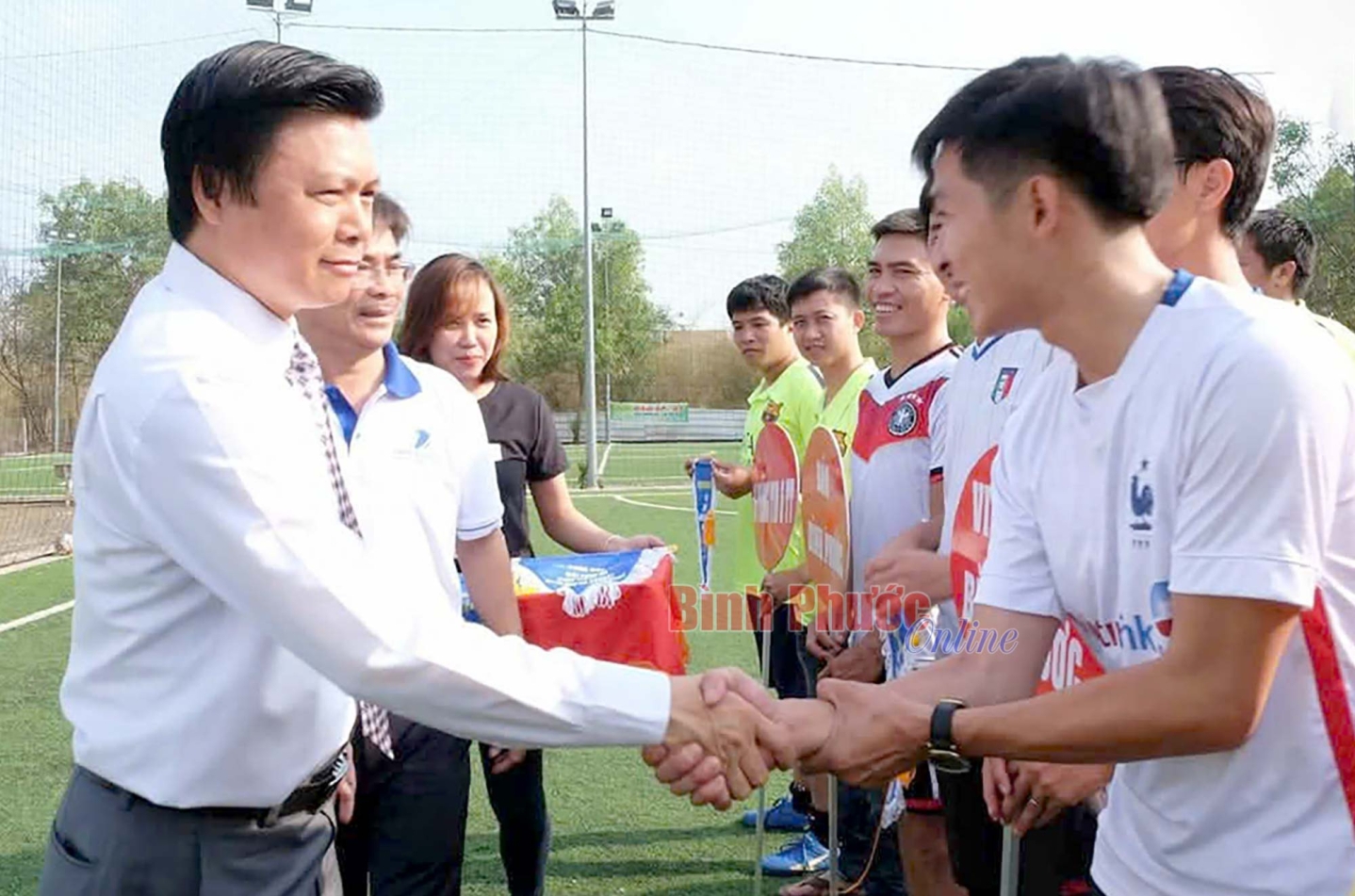 Nhà báo Nguyễn Ngọc Vũ, Tổng Biên tập Tạp chí Khoa học Thời đại, Trưởng Ban tổ chức giải bóng đá các đội mạnh nhân Ngày khoa học và công nghệ Việt Nam 18-5-2018, trao giải cho các đội bóng