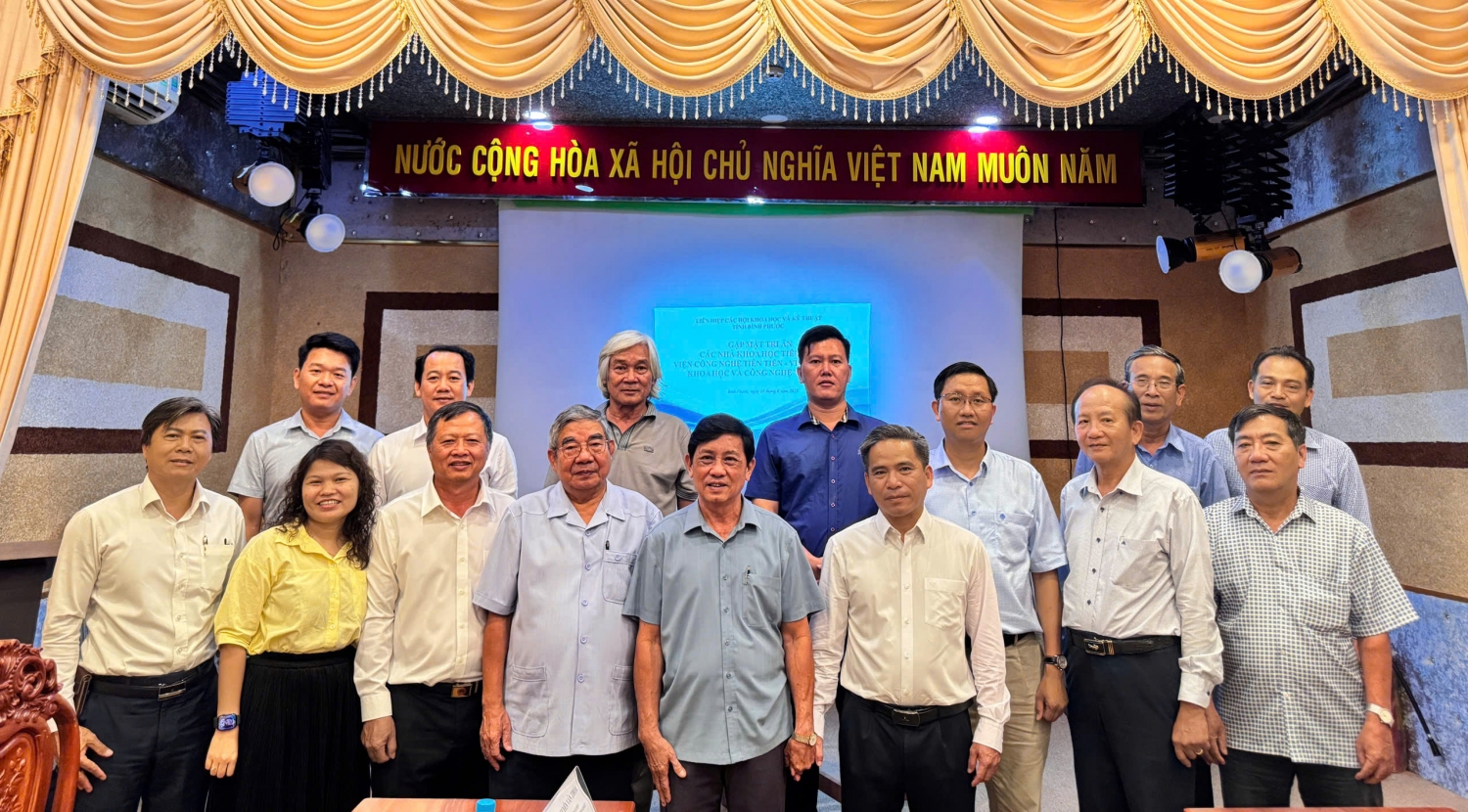 Các đại biểu chụp hình lưu niệm